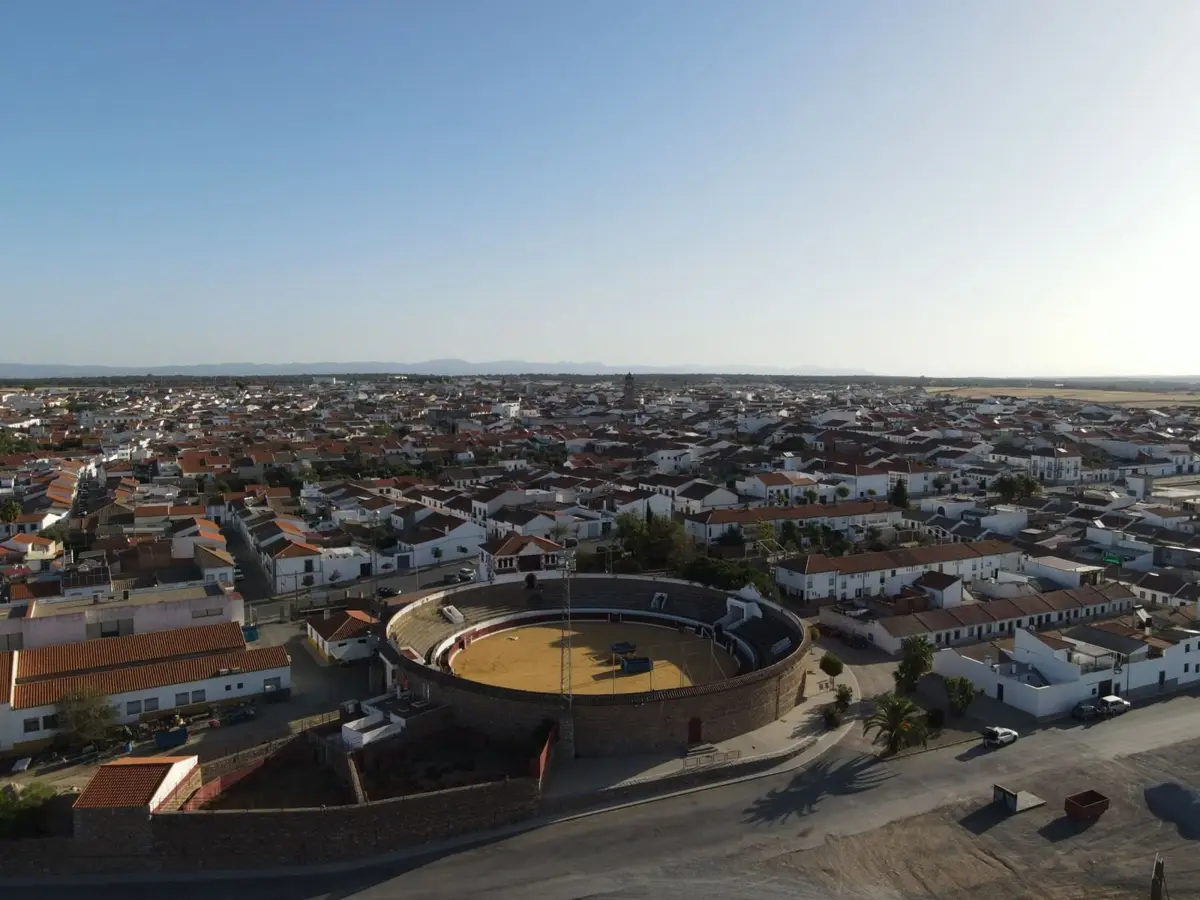 Vista aérea de Villanueva de Córdoba, con la plaza de toros y la dehesa al fondo